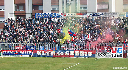 Fumogeni dei tifosi eugubini