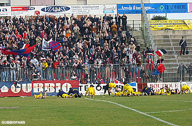 I giocatori del Gubbio si tuffano davanti ai propri tifosi a fine gara...