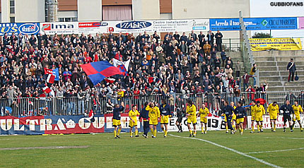 ...i supporters rossoblù esultano per questa importante vittoria