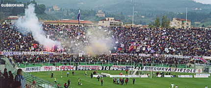 Fumogeni in curva viola