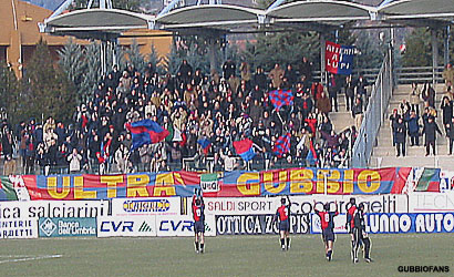 I giocatori festeggiano a fine gara con i tifosi la vittoria