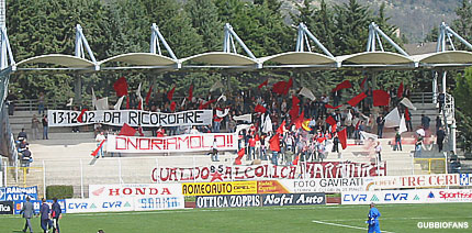 Striscione in memoria di Barberini esposto dai tifosi gualdesi
