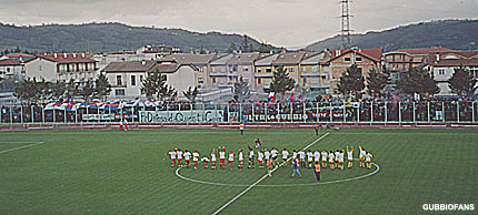I giocatori in campo salutano i tifosi