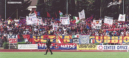 Sciarpata e stendardi rossoblù in curva