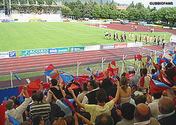 I giocatori scendono in campo, i tifosi sono in tripudio