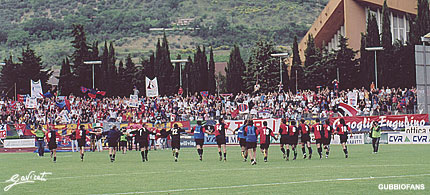 I giocatori eugubini festeggiano sotto la curva
