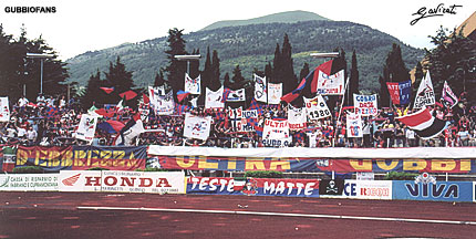 Sciarpata e stendardi rossoblù in curva