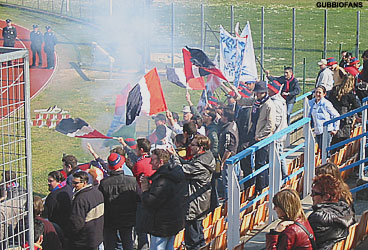 Fumogeni a inizio gara