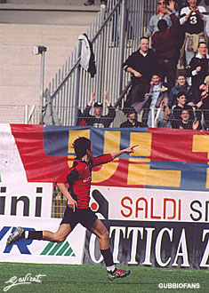 ...il terzino pugliese esulta dopo il gol