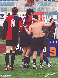 ...che esulta insieme ai compagni