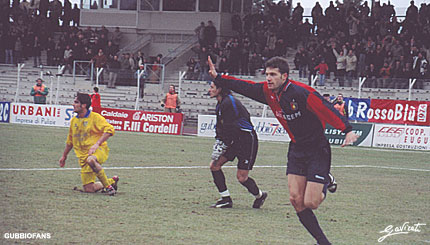 ...e corre a festeggiare il gol verso i tifosi