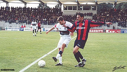 Campese e Coresi si contendono un pallone