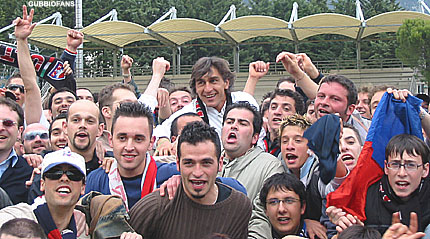 Galderisi festeggiato dai tifosi/3