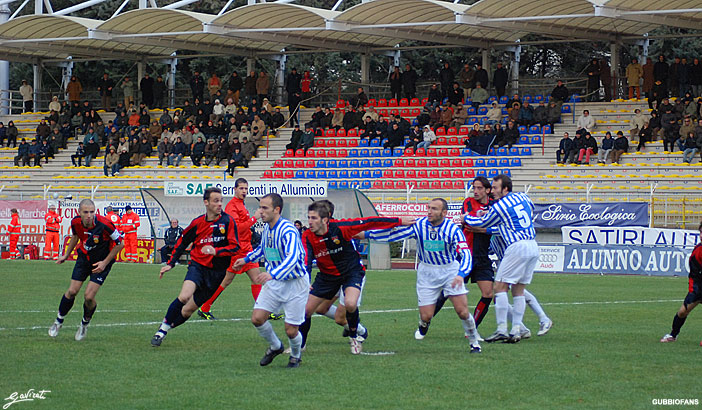 Mischia in area ospite