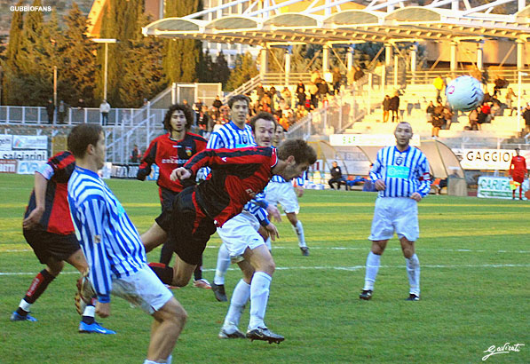 Corallo di testa in tuffo segna il gol vittoria