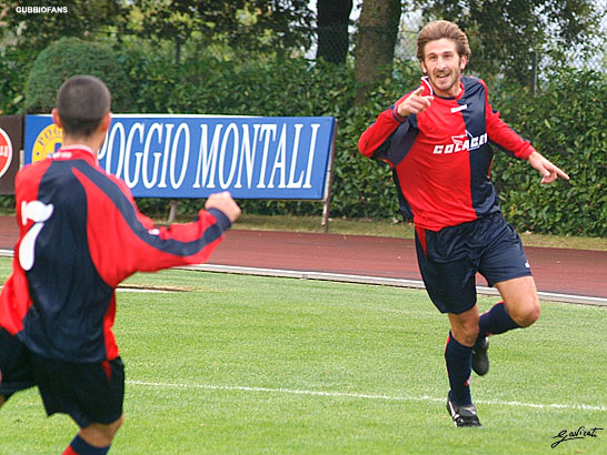Corallo gioisce indicando il suo assist man