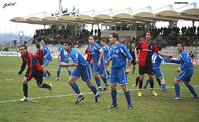 Mischia in area ospite