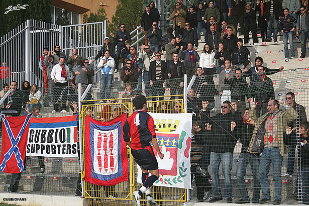 Manzo corre verso i tifosi