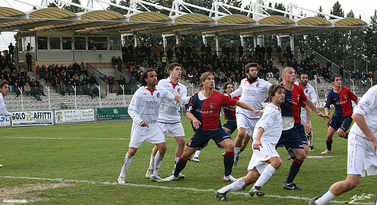 Mischia in area ospite