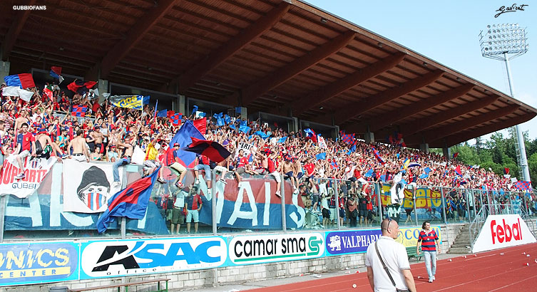 Tribuna di tifosi lato est