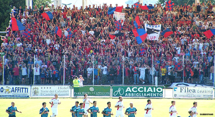 Tifosi e giocatori in campo