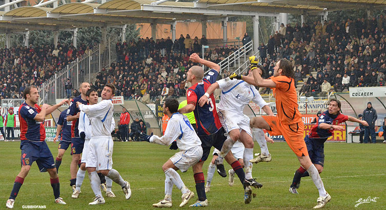Mischia in area ospite