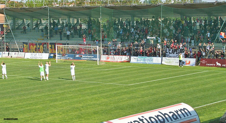 Tifosi e squadra Gubbio