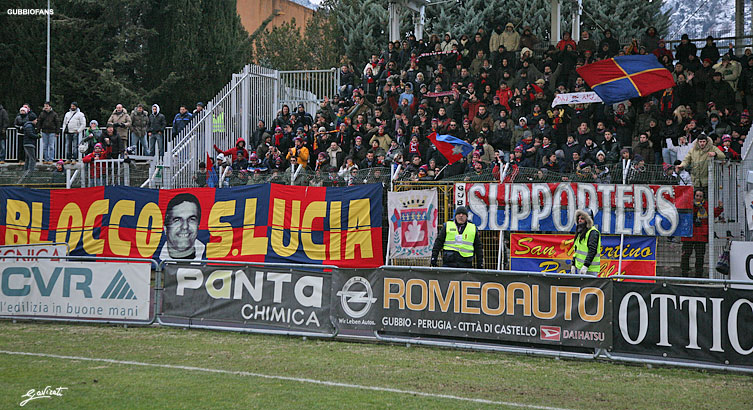 Tifosi del Gubbio in curva coperta