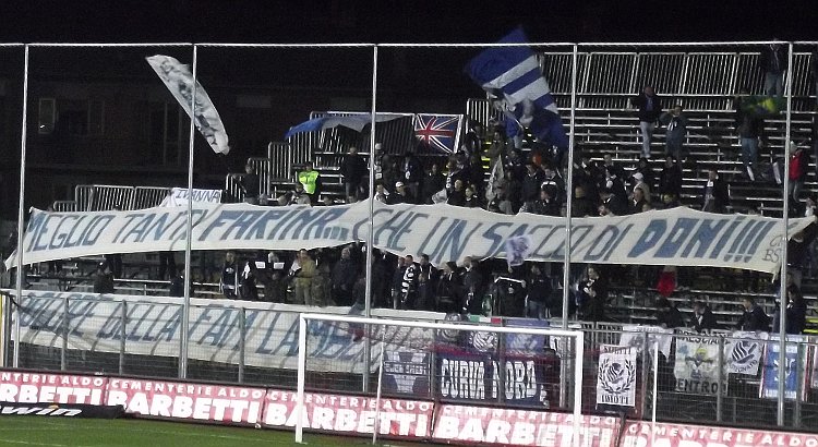 Striscione per Farina