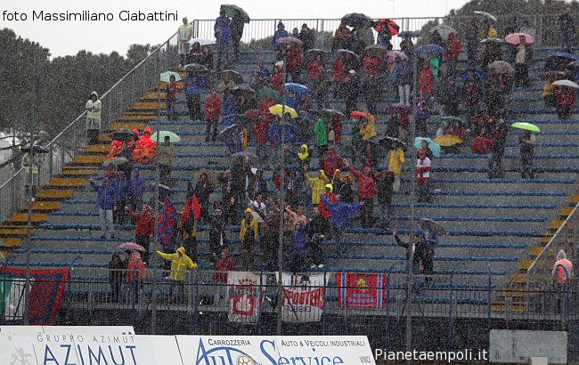 Tifosi del Gubbio sotto la pioggia