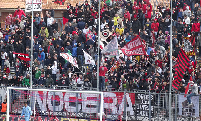 Primo piano tifosi molossi