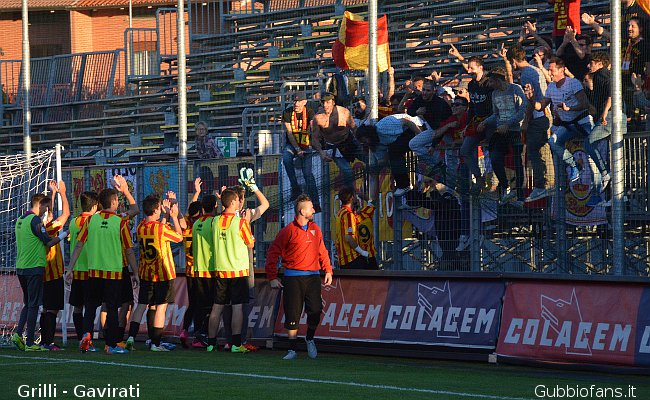 Calciatori e tifosi Poggibonsi a fine gara